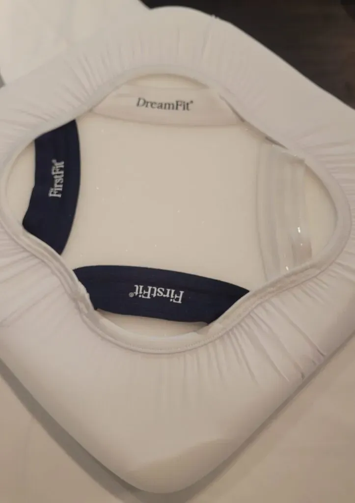 Fitted sheets with corner bands
